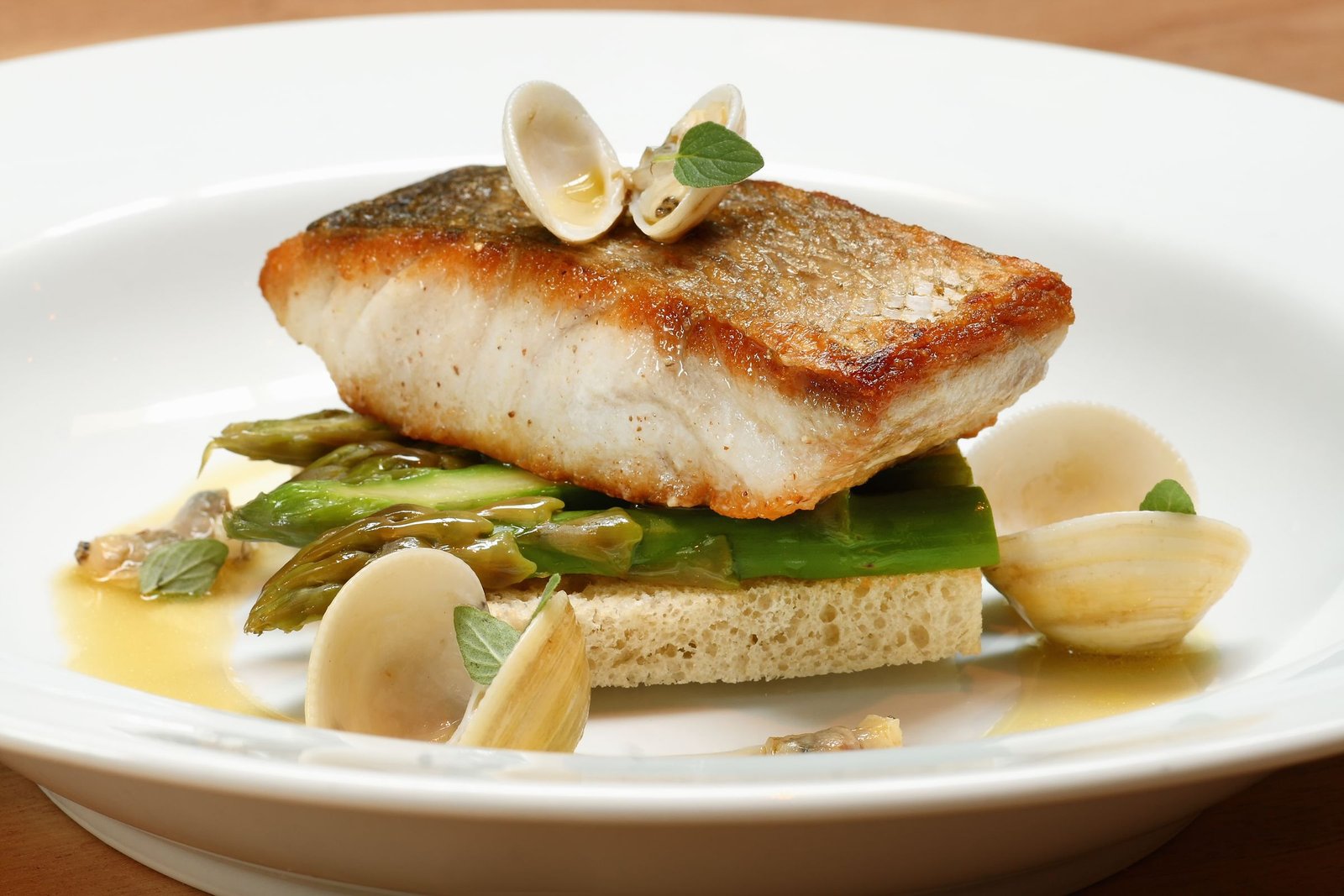Pescado con almejas y espárragos en salsa